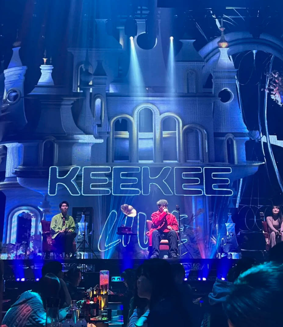 蓝色舞台灯光下的 KEEKEE LIVE 歌手与乐手